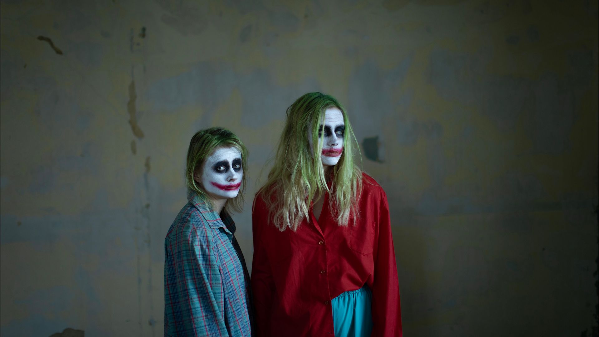 Pitchblack Premiere: Maustetytöt 'Itken jos mua huvittaa'